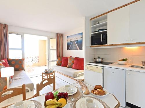 une cuisine et un salon avec une table avec des fruits dessus dans l'établissement Studio Le Village - C2 105 by Interhome, à Agay