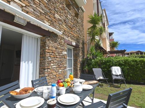 une table avec un bol de fruits sur une terrasse dans l'établissement Apartment Le Village - C6013 by Interhome, à Agay