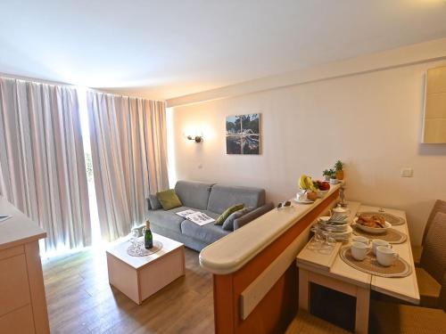un salon avec un canapé et une table dans l'établissement Apartment Le Village - C6013 by Interhome, à Agay