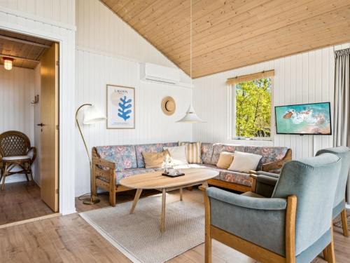 uma sala de estar com um sofá e uma mesa em Holiday Home Anne - 150m from the sea in SE Jutland by Interhome em Børkop
