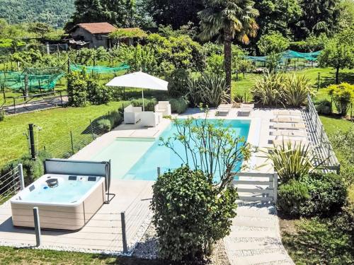 una piscina con vasca idromassaggio in un cortile di Villa Giuseppina by Interhome a Besozzo