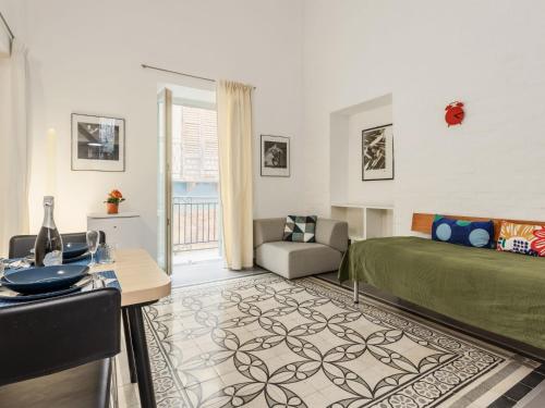 Un dormitorio con una cama y una sala de estar. en Apartment Argento 2 by Interhome, en Sciacca