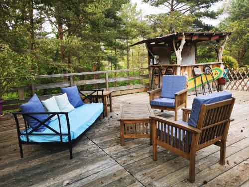 eine Terrasse mit Stühlen, einem Sofa und einem Pavillon in der Unterkunft maison de vacances in Sospel