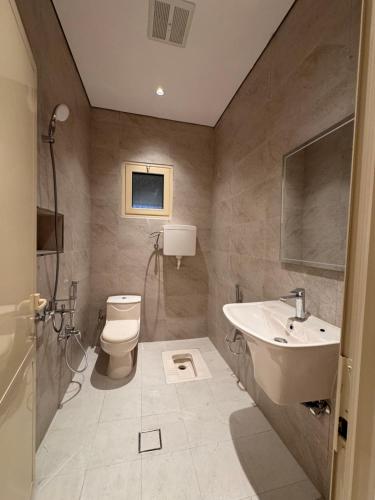 A bathroom at سرايا الخليجية