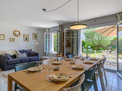 une salle à manger avec une grande table et des chaises en bois dans l'établissement Holiday Home Ranguhan-1 by Interhome, à Carnac