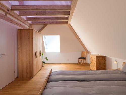 ein Schlafzimmer im Dachgeschoss mit einem Bett und einem Fenster in der Unterkunft Apartment Altes Zollhaus-3 by Interhome in Fischbach