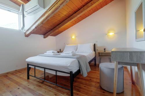 Кровать или кровати в номере Tramonto Seaview Apartment