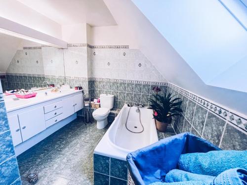 une salle de bain avec une baignoire, un lavabo et des toilettes dans l'établissement Claude et Martine, à Villeparisis