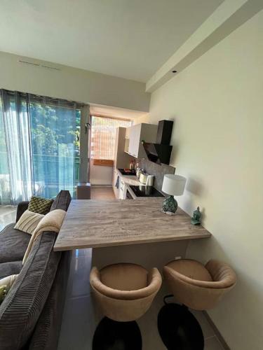 un salon avec une table et un canapé dans l'établissement Superbe 2 pièces avec terrasse, à Menton