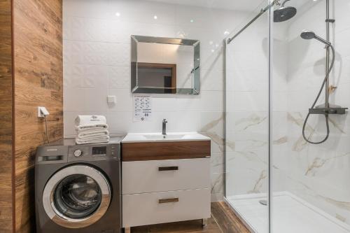 ソポトにあるImperial Apartments Aquarius IIIのバスルーム(洗濯機、シャワー付)