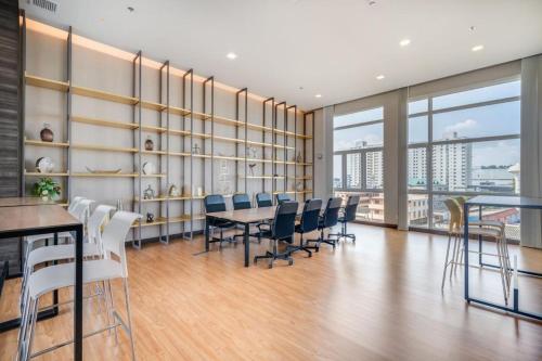 a conference room with chairs and a table and shelves at Gc rooms in Ban Bang Yai