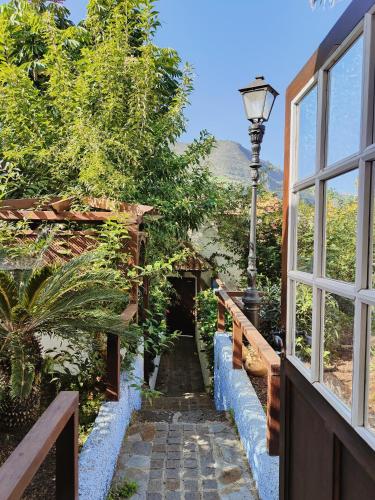 Taman di luar Tulia Guesthouse & Coworking