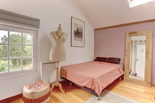 une chambre avec un lit, une commode et une fenêtre dans l'établissement Le Turenne - Noisy le Roi, à Noisy-le-Roi