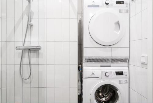 Bilik mandi di Forenom Serviced Apartments Märsta Ekilla