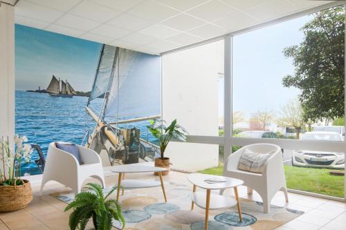 a living room with a view of the water at Résidence New Rochelle in La Rochelle