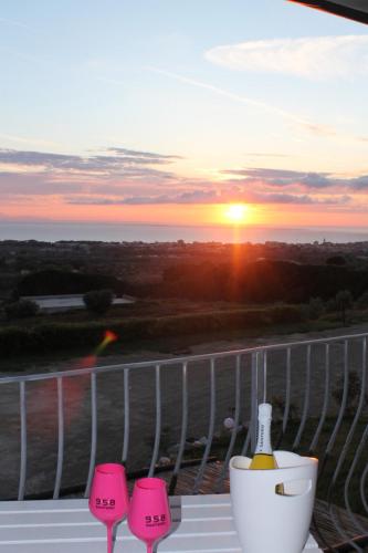 Blick auf den Sonnenuntergang/Sonnenaufgang von des Bauernhofs aus oder aus der Nähe