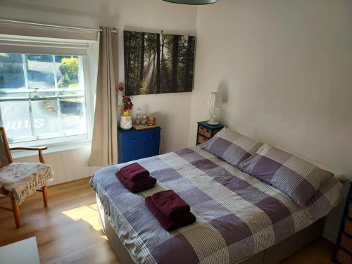 Streete retreat centre في ويستميث: غرفة نوم بسرير ونافذة
