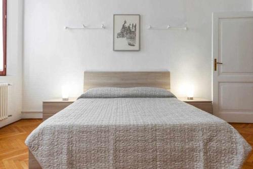 1 dormitorio con 1 cama grande y 2 mesitas de noche en Toniolo venice rooms, en Mestre