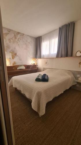 une chambre avec un lit et une fenêtre dans l'établissement Appartement Ajaccio proche plage, à Ajaccio