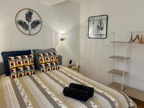 une chambre avec un lit avec une couverture dessus dans l'établissement Chez Bénédicte, à Montpellier