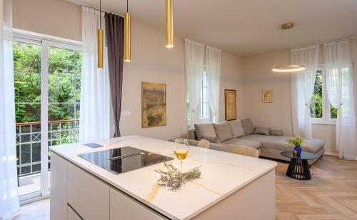 cocina y sala de estar con sofá en Jupiter Luxury Accommodation, en Split