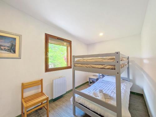 1 dormitorio con 2 literas y 1 silla en Hameau de Gîtes de St-Victor-en-Marche 