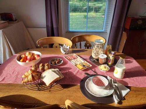 Streete retreat centre في ويستميث: طاولة مع صحن من الخبز ووعاء من الفواكه