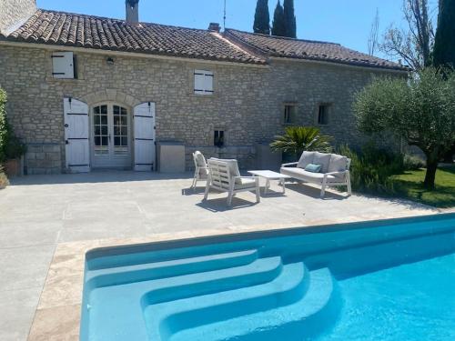 une maison avec une piscine en face d'une maison dans l'établissement Mas avec piscine entre Alpilles et Luberon, à Sénas