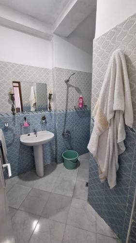 La salle de bains est pourvue d'un lavabo et d'une douche. dans l'établissement Apartamento Vista Mar, à Martil