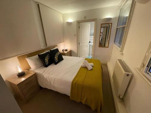 Un dormitorio con una cama con un osito de peluche. en CoZZy 1-Bed Apartment in Liverpool St & Shoreditch, en Londres