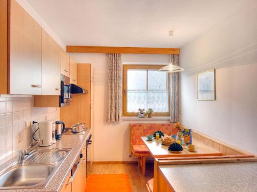 uma cozinha com um lavatório e uma bancada em Apartment Landhaus Heim - ZAZ305 by Interhome em Zell am Ziller