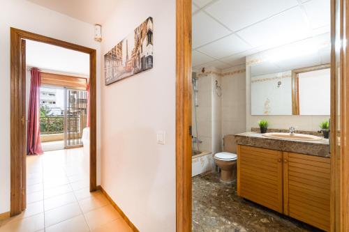 bagno con lavandino e servizi igienici di TuristMar - Amplio Apartamento en Salou con piscina, a 2 minutos de la Playa a Salou