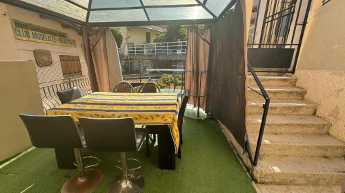 d'une table et de chaises sur un balcon avec des escaliers. dans l'établissement MONACO CENTRAL DUPLEX, 8 Sleeps BnbRickeys, à Beausoleil