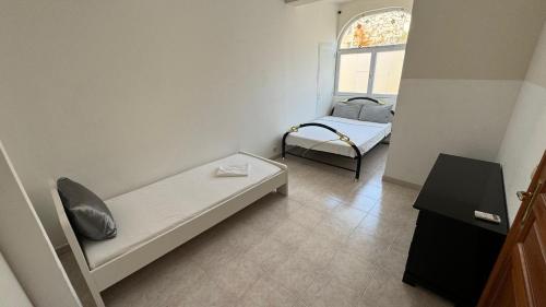 une petite pièce avec un lit et une fenêtre dans l'établissement MONACO CENTRAL DUPLEX, 8 Sleeps BnbRickeys, à Beausoleil