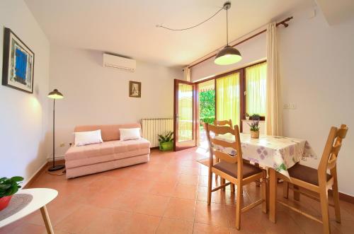 salon ze stołem i kanapą w obiekcie Apartman Sokolovski w Krku