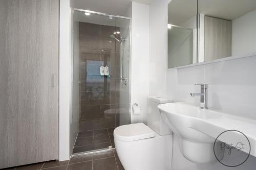 uma casa de banho com um WC, um lavatório e um chuveiro em Beachfront Beauty - Wifi Included em Newcastle