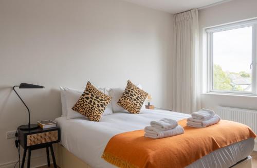 a bedroom with a bed with towels on it at GuestReady - Amazing house in Sandymount in Dublin