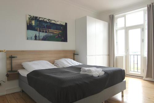 Rúm í herbergi á Beautiful 2-bed in Frederiksberg C W Balcony