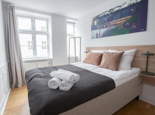 um quarto com uma cama com toalhas em Beautiful 2-bed in top Copenhagen location em Copenhague