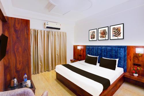 ein Schlafzimmer mit einem großen Bett in einem Zimmer in der Unterkunft Townhouse Prince Chowk Near Railway Station in Dehradun
