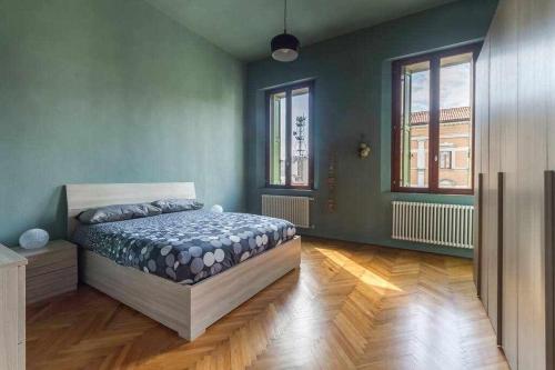 um quarto com uma cama num quarto com paredes verdes em Theater venice apartment em Mestre
