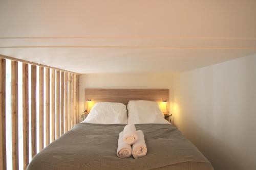 Cool 1-bed in fantastic Østerbro location في كوبنهاغن: غرفة نوم عليها سرير وفوط