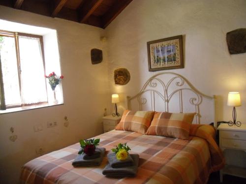 Your Island Finca El Picacho C في Tegueste: غرفة نوم عليها سرير وفوط