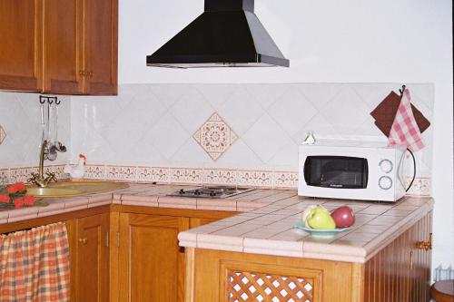 una cocina con microondas y un bol de fruta en Your Island Finca El Picacho C, en Tegueste