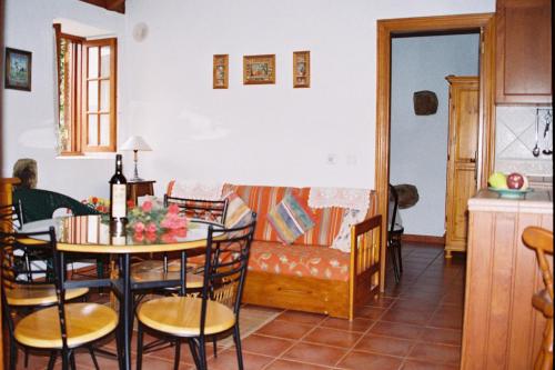 Your Island Finca El Picacho C في Tegueste: غرفة معيشة مع طاولة وأريكة