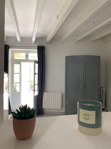 une table avec une bougie et une plante en pot dessus dans l'établissement Le nid douillet Terrasse La Roquette Arles, à Arles