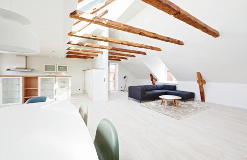 een kamer met een bed, een bank en een tafel bij 2-bed penthouse with elevator and private terrace in Kopenhagen