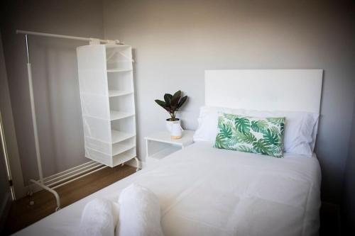 Cama ou camas em um quarto em Casa Playas del silencio 2 Playa a 1km Vistas al mar
