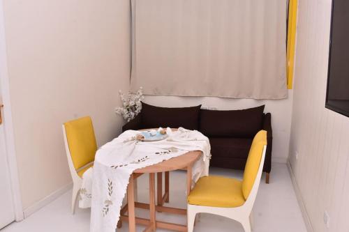 Posezení v ubytování Stylish 2BR Apt in Downtown - Mint 2
