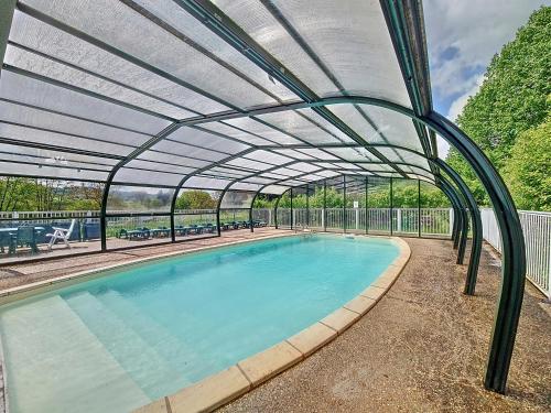 - une piscine à baldaquin dans l'établissement Hameau de Gîtes de St-Victor-en-Marche, à Bussière